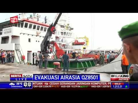 Kapal Pengangkut Ekor QZ8501 Merapat ke Pelabuhan Kumai