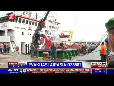 Kapal Pengangkut Ekor QZ8501 Merapat ke Pelabuhan Kumai