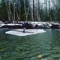 Ce pêcheur descend la rivière sur un mini iceberg!