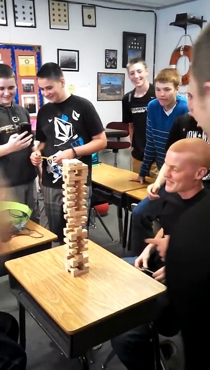 Le coup impossible au JENGA, il retire un block impossible