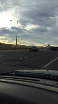 Ce camion se fait renverser par de forts vents qui balayent l'autoroute