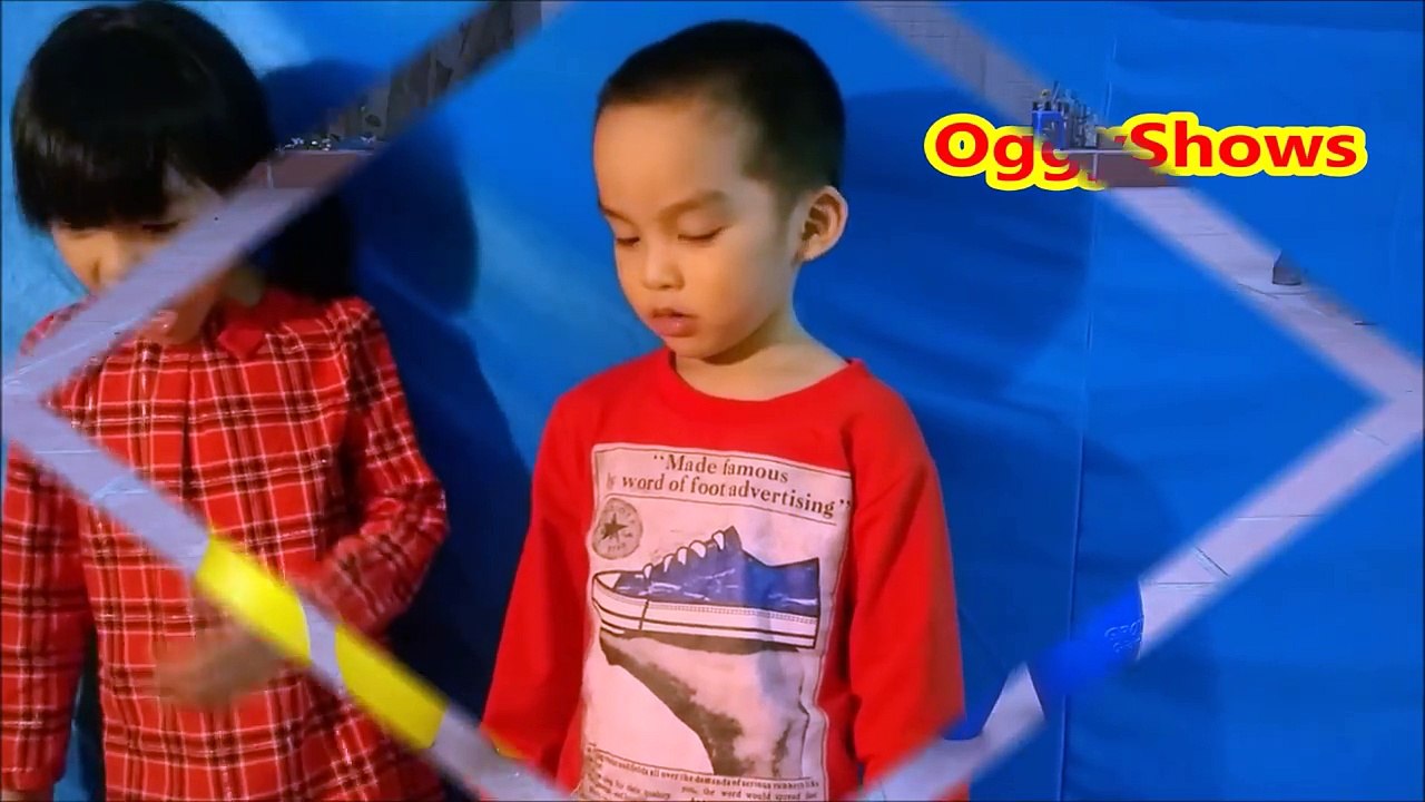 Playing Football And Bowling Game For Kids, Fußball spielt und Bowling-Spiel für Kinder