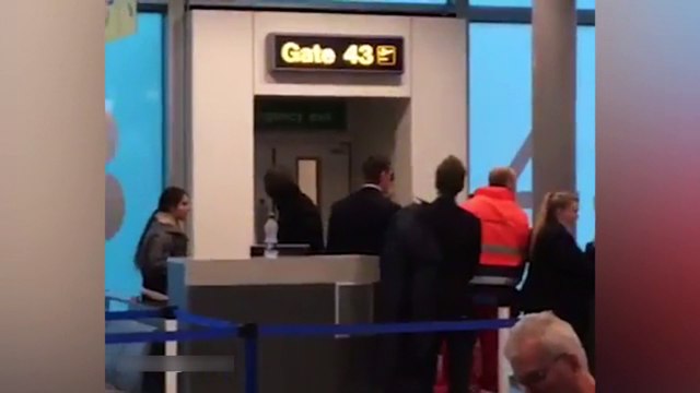 Yolcu uçuş görevlisini tokatladı