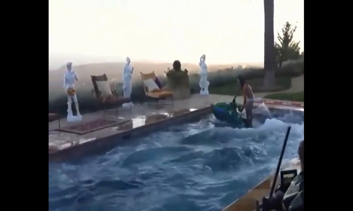 Elle fait des saltos en Jet ski dans une petite piscine.