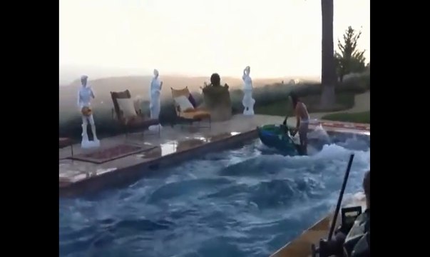 Elle fait des saltos en Jet ski dans une petite piscine.