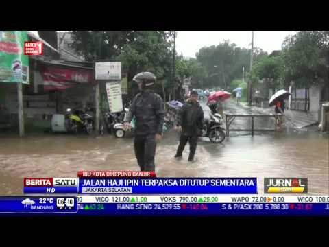Luapan Air Kali Grogol Memutus Jalan Pondok Labu