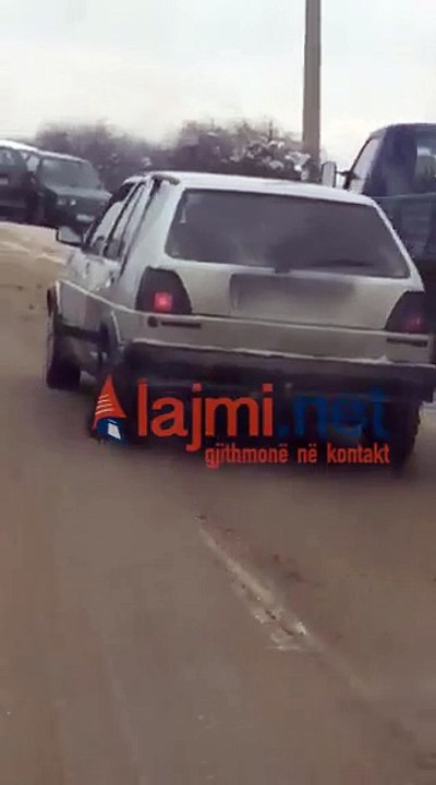 Vetura në Kodrën e Trimave rrezikon trafikun