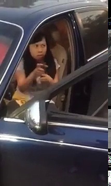 Une femme sort de sa voiture pour s’embrouiller mais fait une grosse erreur (Chine)