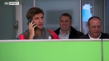 Pour éviter les interviews, le joueur du Bayern Munich Thomas Müller utilise... son passeport - Regardez