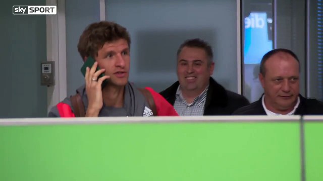 Pour éviter les interviews, le joueur du Bayern Munich Thomas Müller utilise... son passeport - Regardez