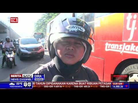 Arus Lalu Lintas di Perempatan Kuningan Macet Parah