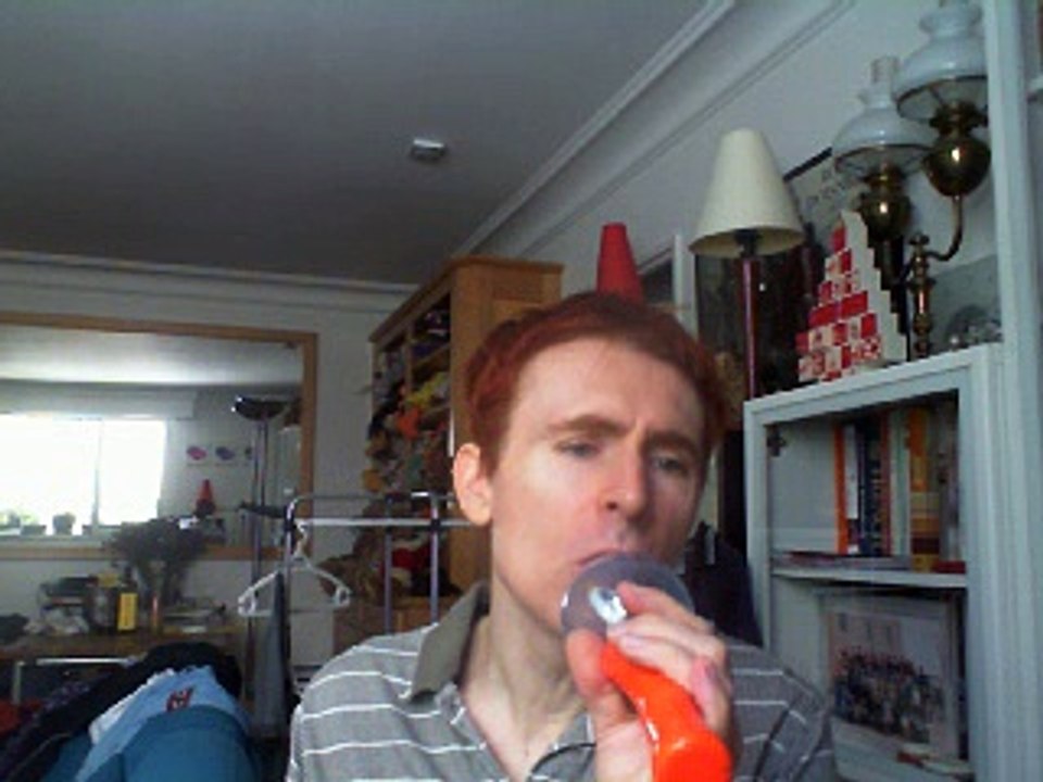 Wiwi égratigne "j'écris ce qui me chante" de Diane Dufresne