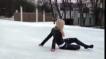 Imagini VIRALE PE INTERNET. O blondă încearcă să meargă pe tocuri într-o zonă cu gheaţă