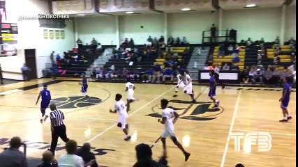 Il explose le panier en dunkant