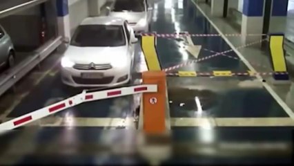 Accident de voiture mortel en direct - Caméra de surveillance [Sécurité]+18 partie 16