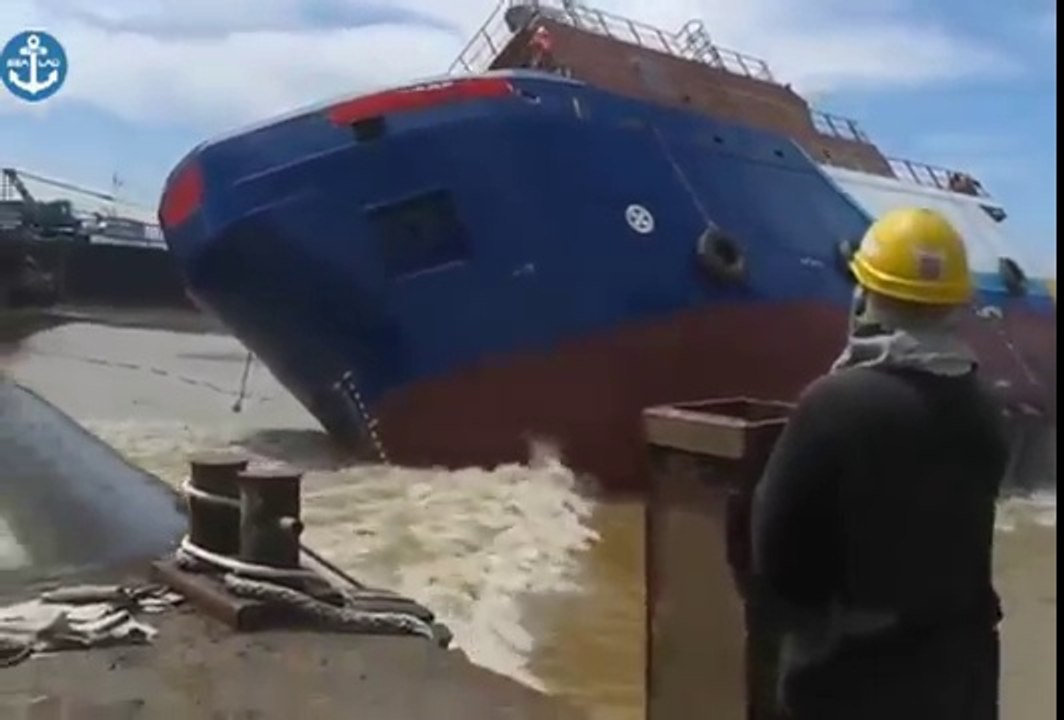 Fail : une mise à l'eau d'un gros bateau ne se passe pas comme prévu