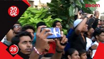 Hrithik Gives An Appearence Outside His Home For Fans, Shahrukh Wants To Keep Away From Controversies