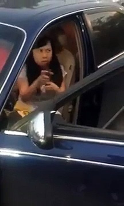 Une femme sort de sa voiture pour s’embrouiller mais c'est une très mauvaise idée !!