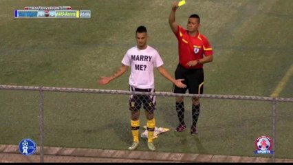Il célèbre son but avec une demande en mariage mais prend un carton jaune