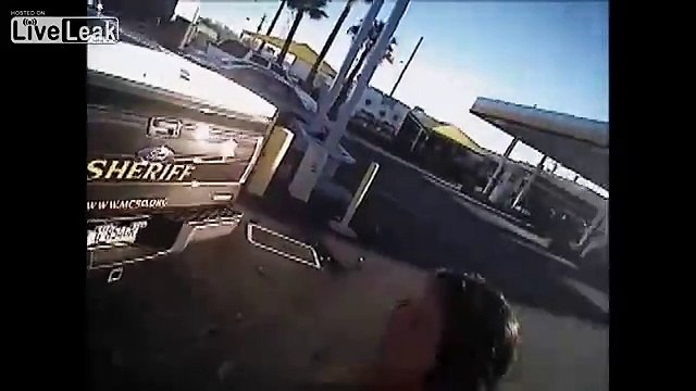 Une femme nue parvient à voler le véhicule de la police