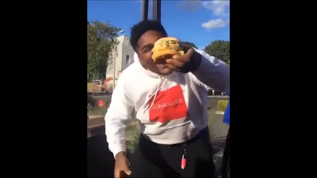 Voici comment on mange un Big Mac aux USA... FAIL lol