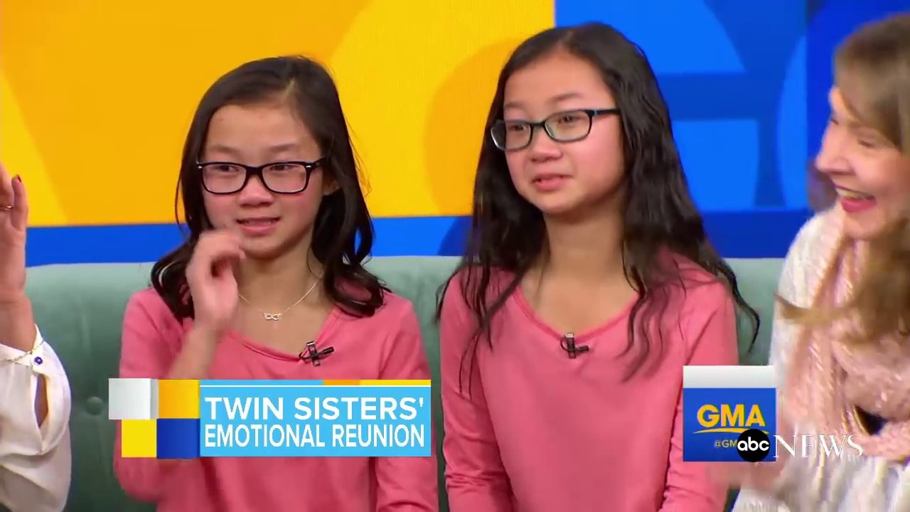 Des jumelles séparées à 15 mois se voient pour la première fois