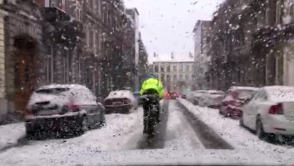 Verviers : un cycliste roule malgré la neige