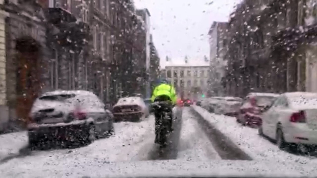 Verviers : un cycliste roule malgré la neige