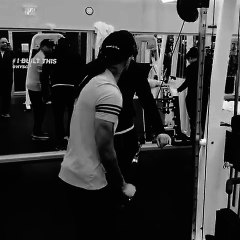 Mozart la para comiendose los hierros en el GYM regala este video a sus fans