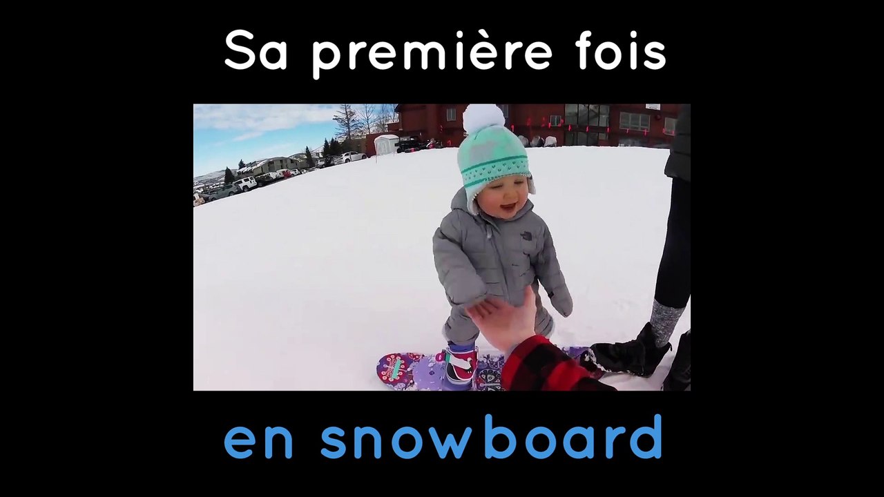 Un bébé fait du snowboard pour la première fois