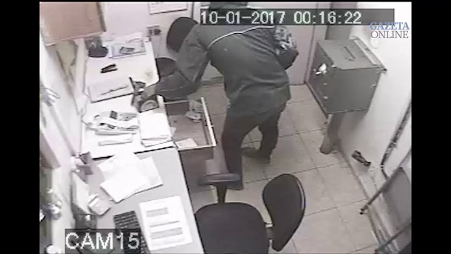 Dois jovens roubam estabelecimentos comerciais