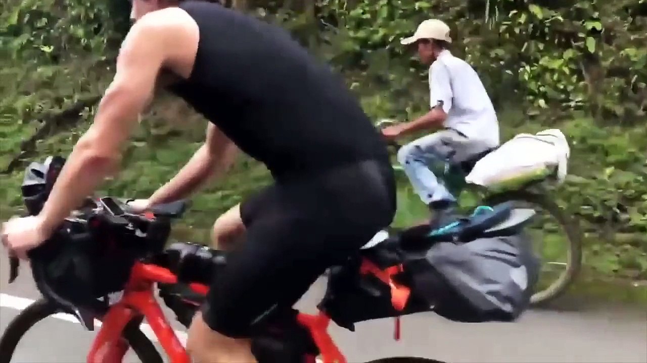 À 63 ans, le Colombien humilie deux triathlètes européens