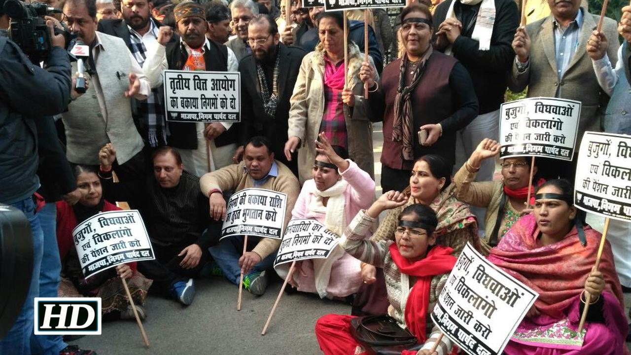 BJP councillors protest outside Kejriwal's residence