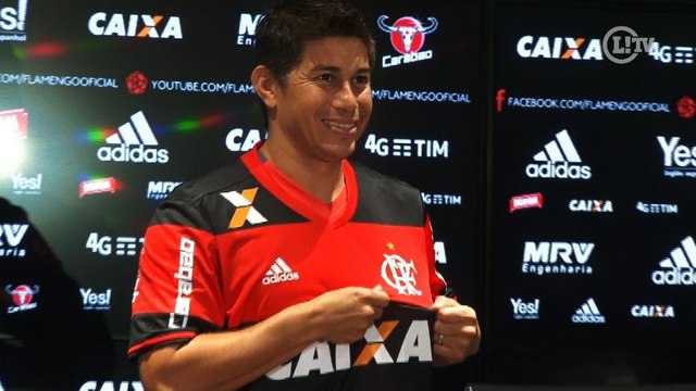 Conca quase comete deslize, mas evita polêmica com Flu em apresentação no Fla