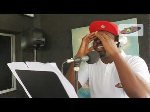 Mike dans son tour de chant (2Face Ibidia - African Queen) sur RADIO JAM.