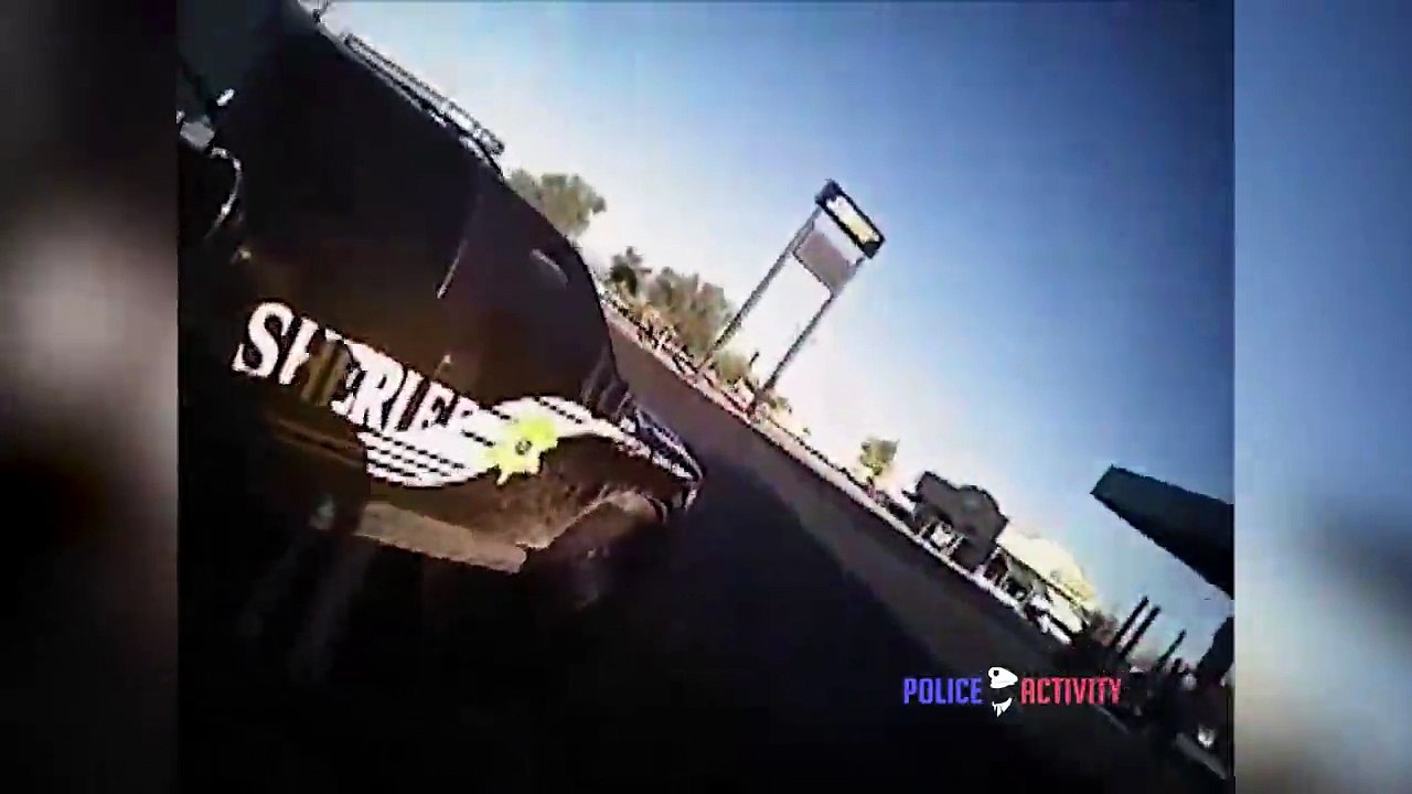 Elle vole le camion d'un flic devant lui