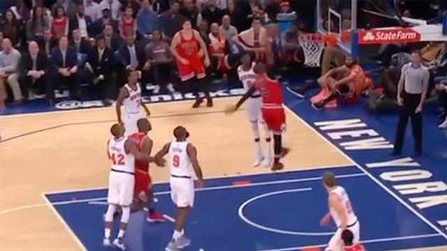 Dwyane Wade TRANSFORMS Into The Flash with Dunk, Carmelo Anthony BOOED by Fans After Air Ball