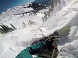 Un snowboarder se fait emporter par une avalanche