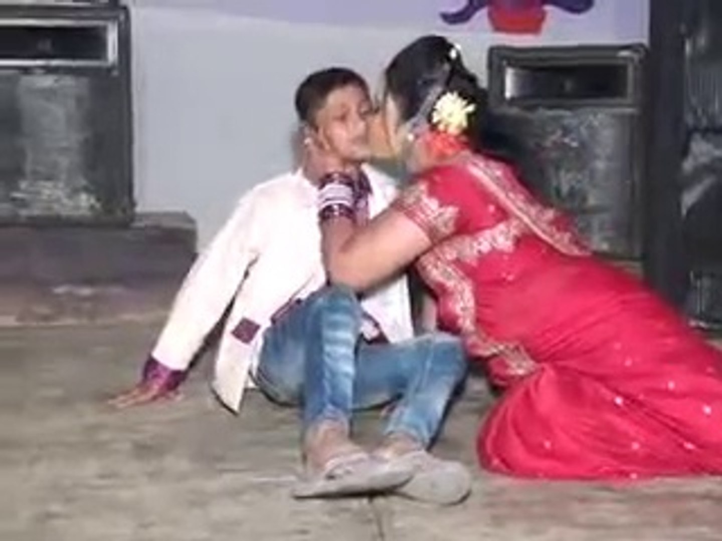 Aunty &Boy Hot stage dance.Kaise Pani kaise pani