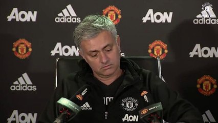 Mourinho atende telemóvel em conferência