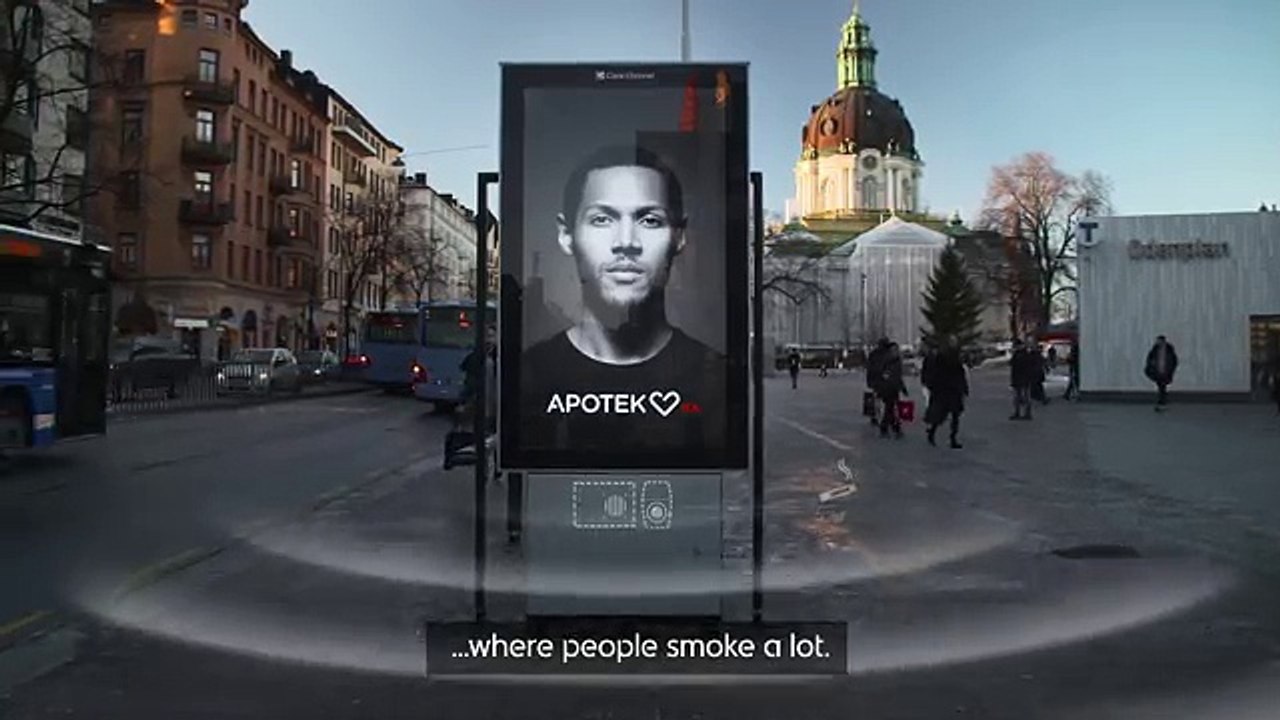 Ingénieux : ce panneau publicitaire tousse dès qu'un fumeur s'approche avec sa clope !