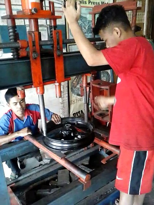 Perbaikan velg motor