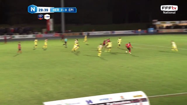 Merveilleuse action qui se termine par une frappe sur le poteau