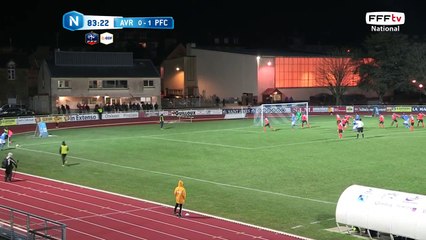 Tête bien captée par le goal