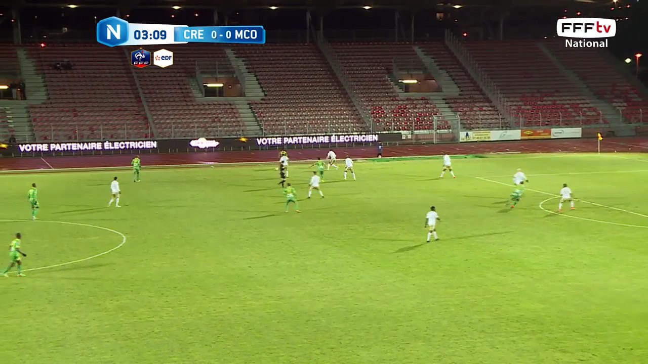 Centre directement dans les gants du gardien