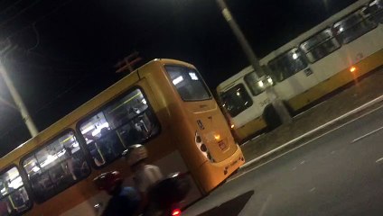 Dois coletivos são incendiados na avenida Paralela