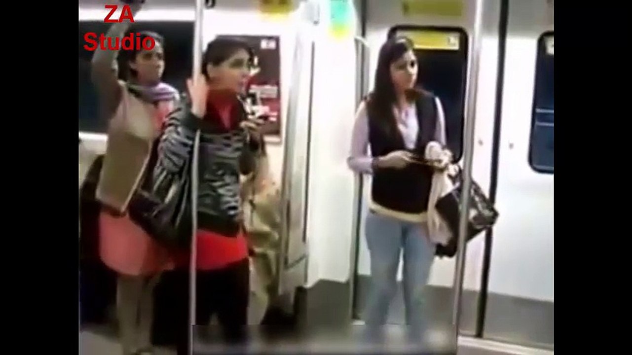 Fighting in Delhi Metro - You Must Watch