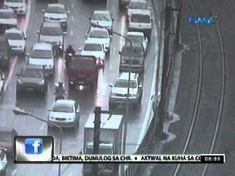 24 Oras: Pambabato ng isang batang hamog sa taxi driver, nakunan ng CCTV