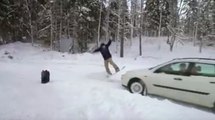 Un snowboarder saute au dessus d'une voiture !