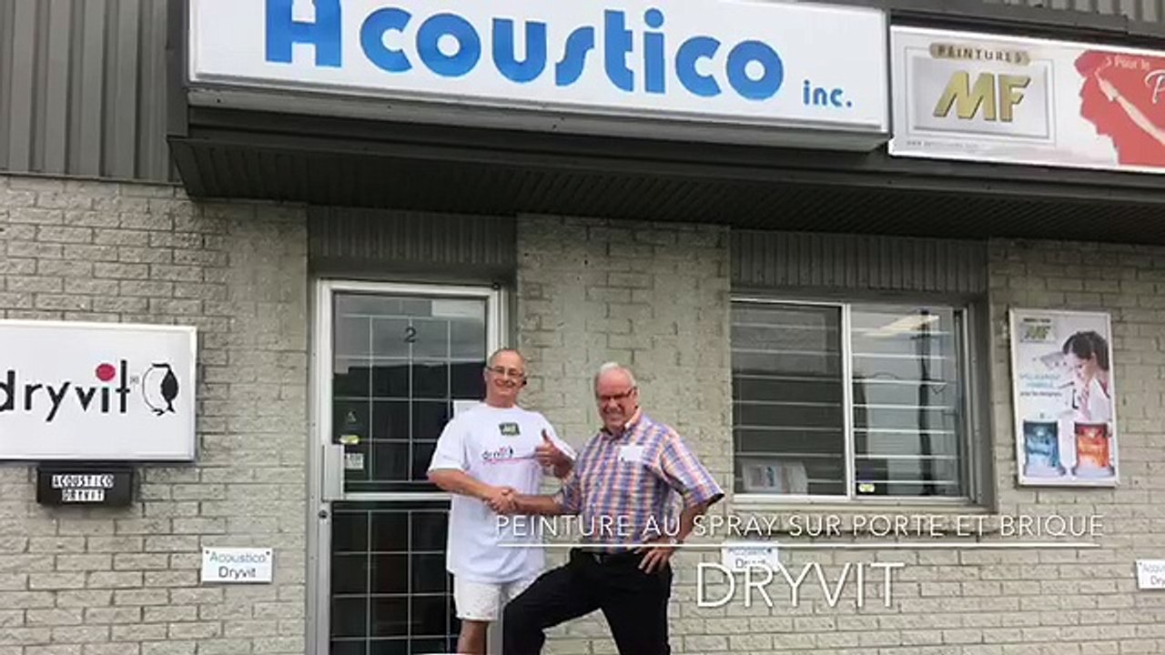 Peinture au spray sur porte et brique / DRYVIT / entrepreneur peinture extérieure / Cabano / Ville Dégelis / Squatec